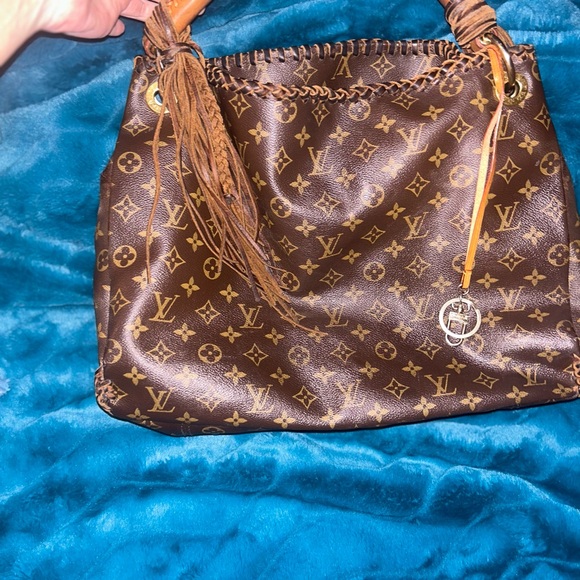 Louis V. Artsy bag with some custom leather work embellishments. - Picture 12 of 13